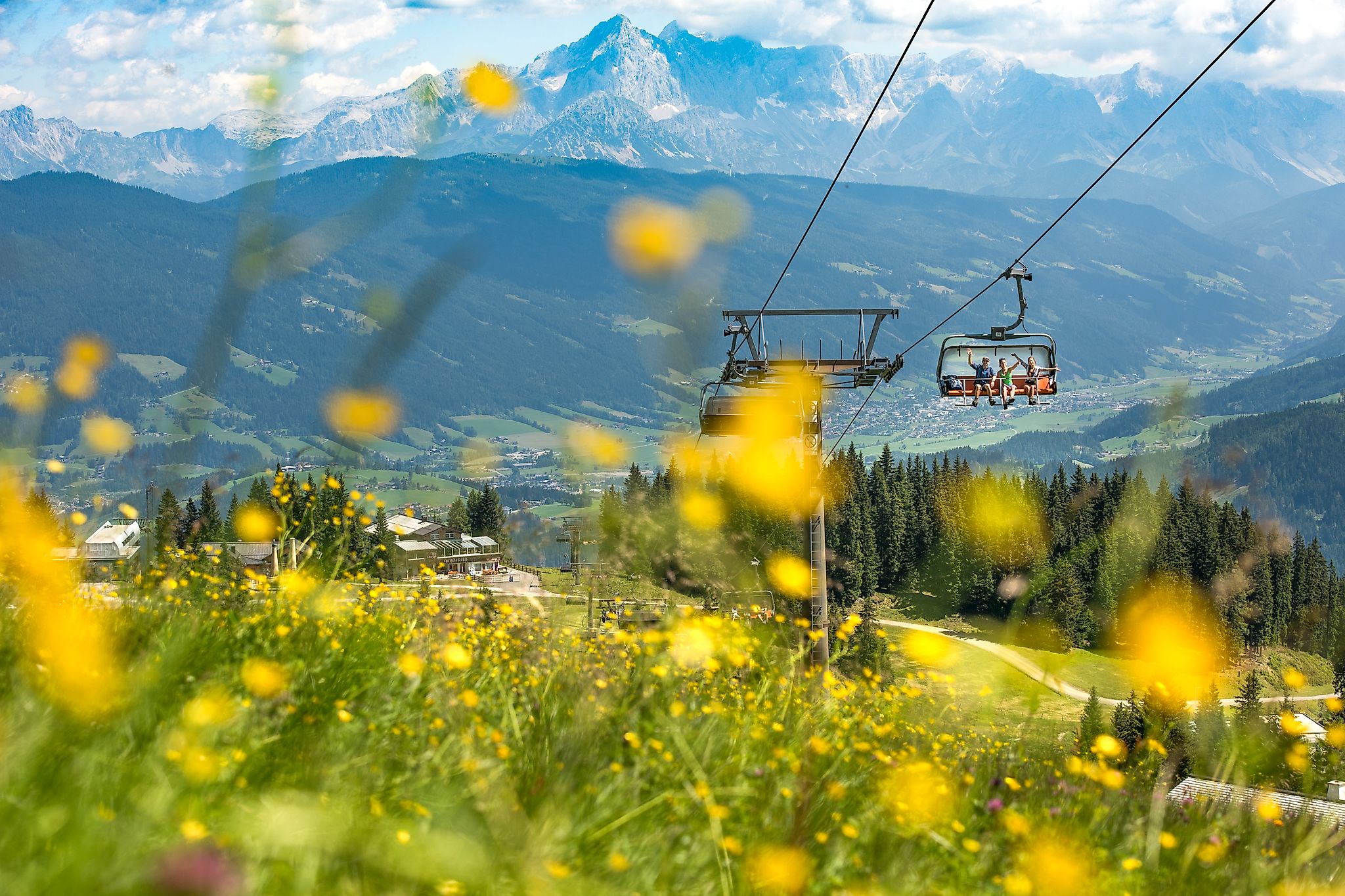 <p>The chairlift takes you comfortably to the Grießenkar hiking area in summer.</p>