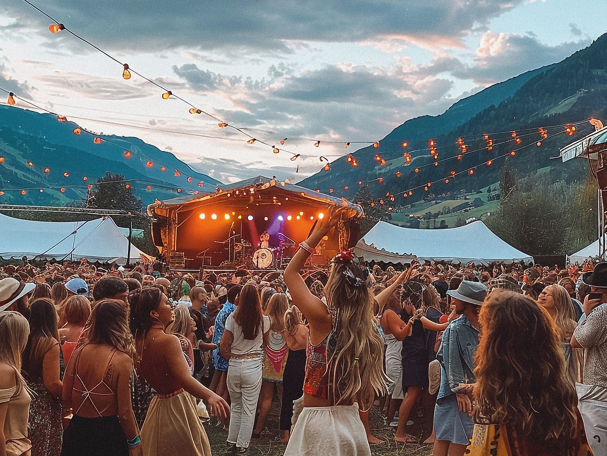 <p>Beats und Festival Flair, am Bild zu sehen das Festivalgelände bei toller Stimmung</p>