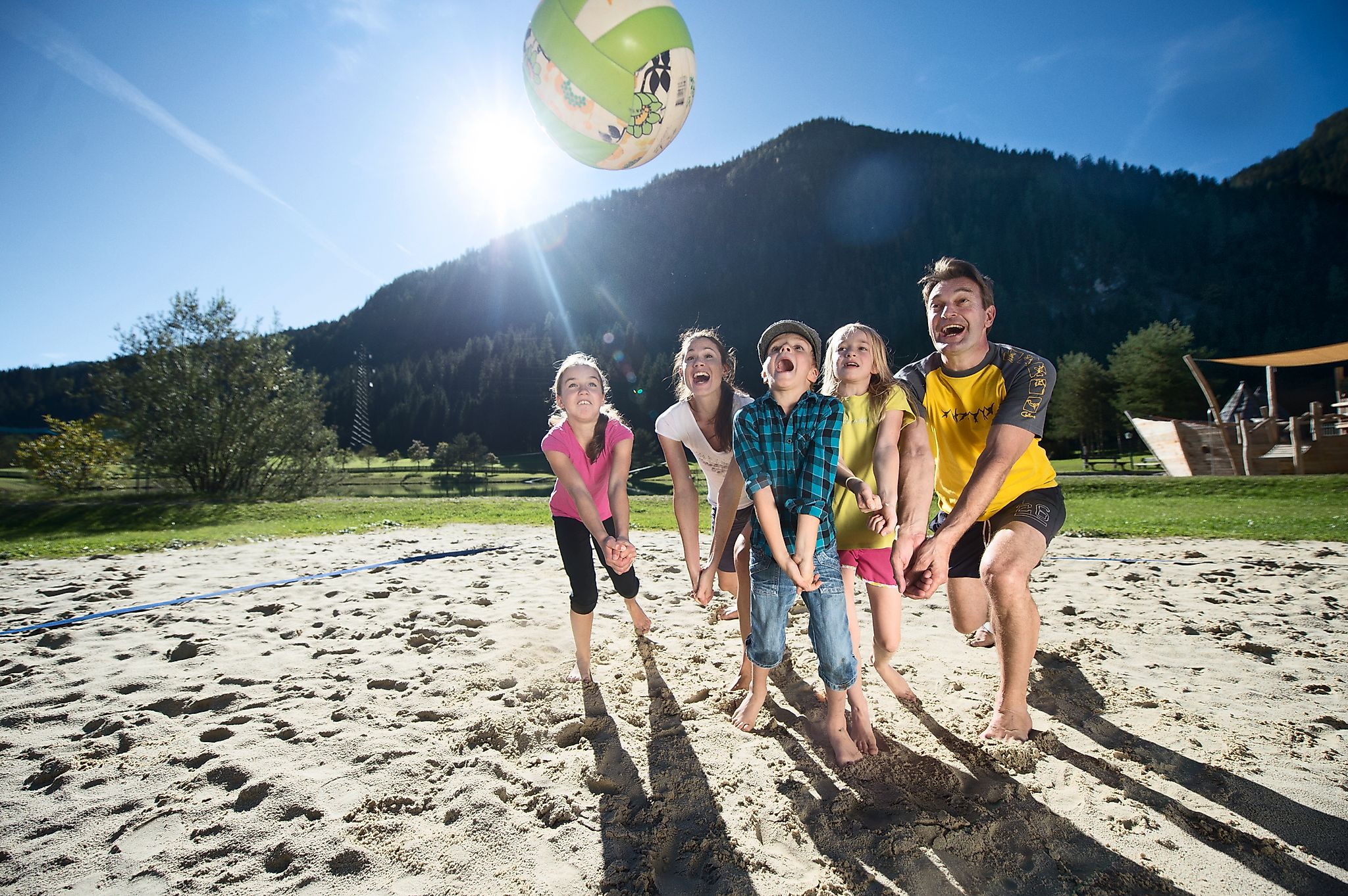 <p>Familie beim Volleyballspielen am Badesee in Flachauwinkl.</p>